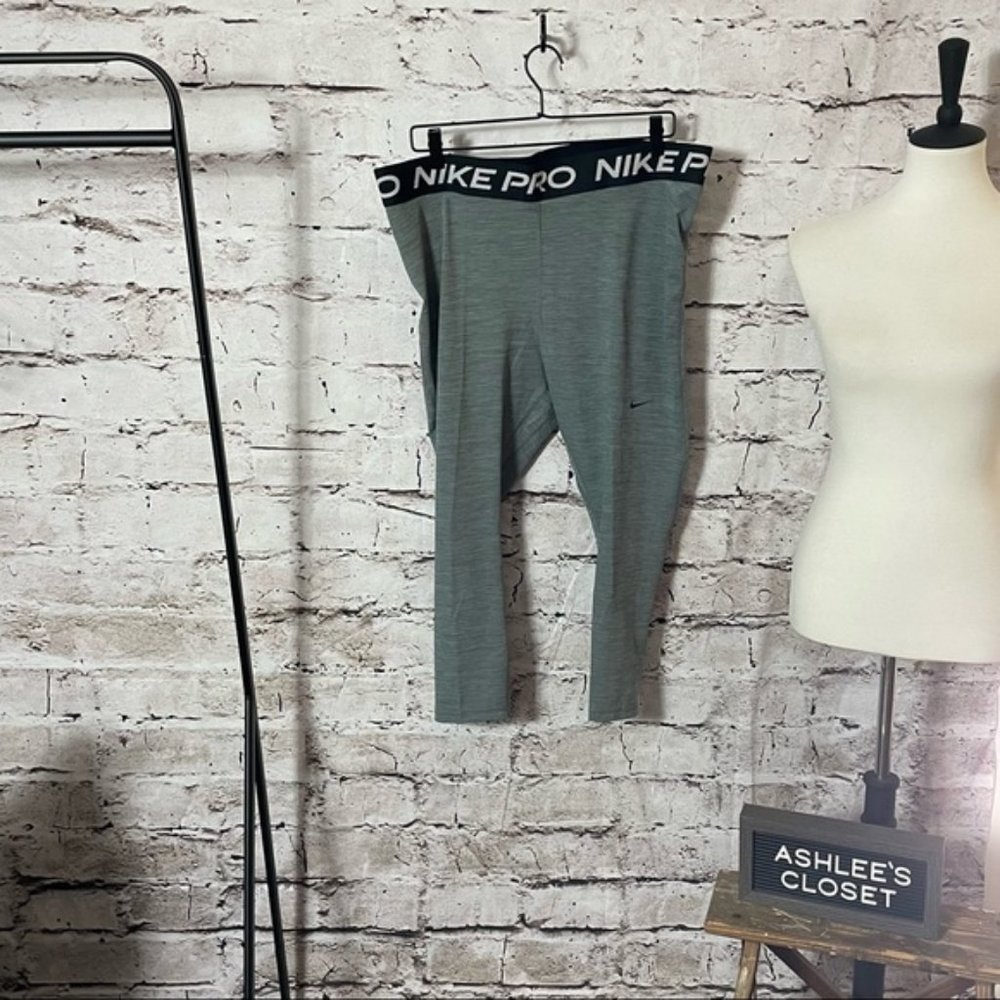 NWT Nike Pro Women’s Plus Athletic Leggings - Size 2X